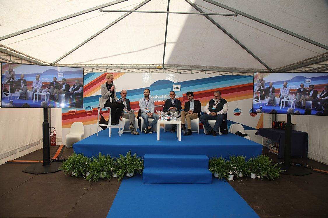 Festival della TV e dei Nuovi Media 2019_303.jpg - Come cambiare la percezione del Dolcetto nell'anno del Dolcetto, e non solo Un vino che corre il rischio di essere dimenticato nel circuito della comunicazione enoica impegnata su altri argomenti.  Come  uscire dall’impasse? Nicola Chionetti, Sara Mazzocchi, Simone Roveda con Erika Mantovan